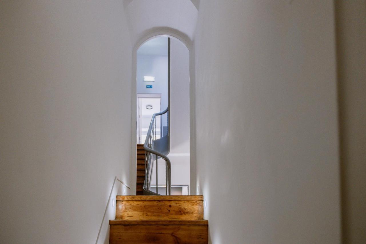 The Lx Hill Hostel Lisbon Exterior photo