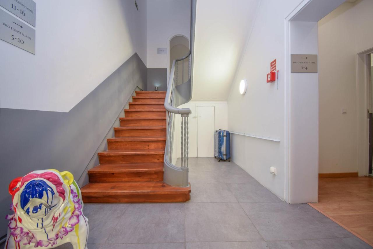 The Lx Hill Hostel Lisbon Exterior photo
